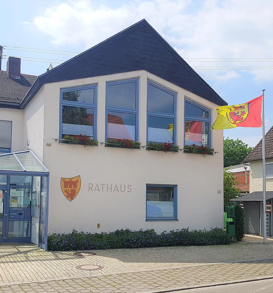 Rathaus seitlich mit Beflaggung